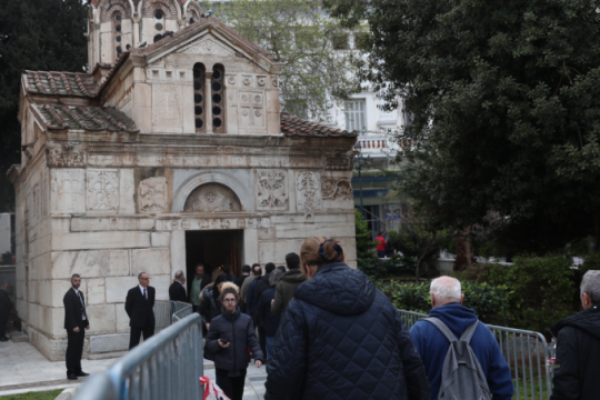 Το «τελευταίο αντίο» στην Μαρινέλλα: Σε λαϊκό προσκύνημα η σορός στη Μητρόπολη [εικόνες - βίντεο]